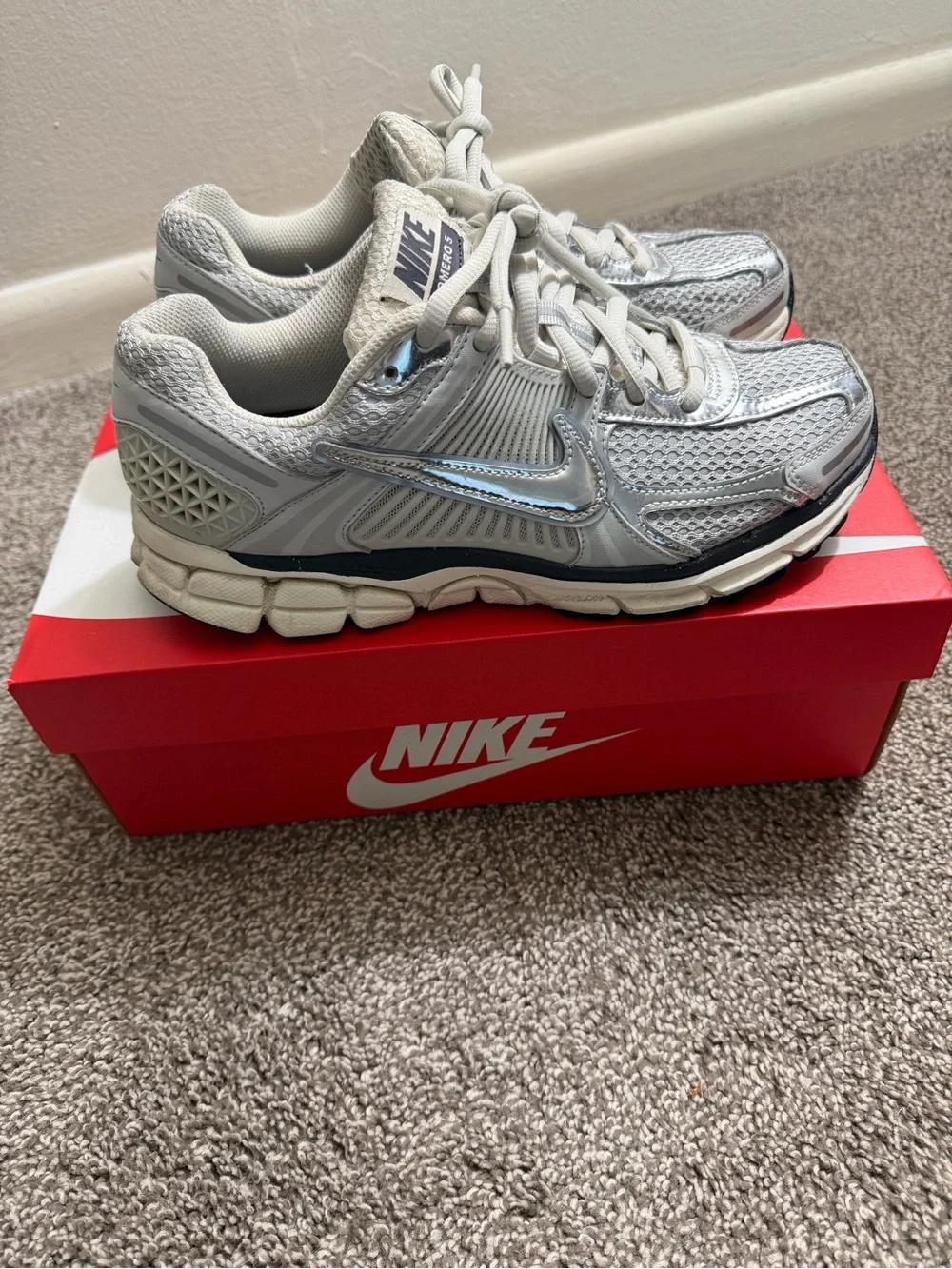 Nike Women’s/ Men’s Metallic Silver and Black Sneakers Women’s Size 9/ Men’s 7.5